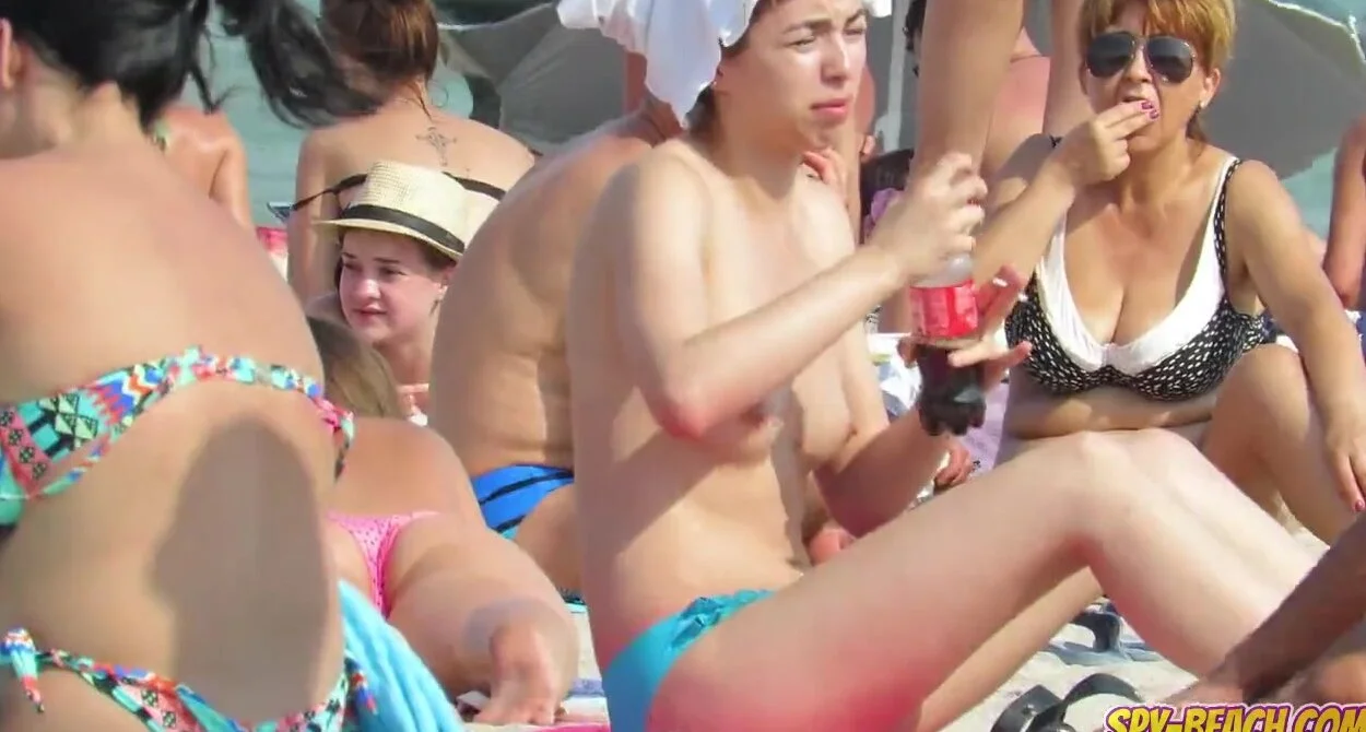 Hot Big Boobs Topless Amateur Teens Bikini Beach Voyeur photo